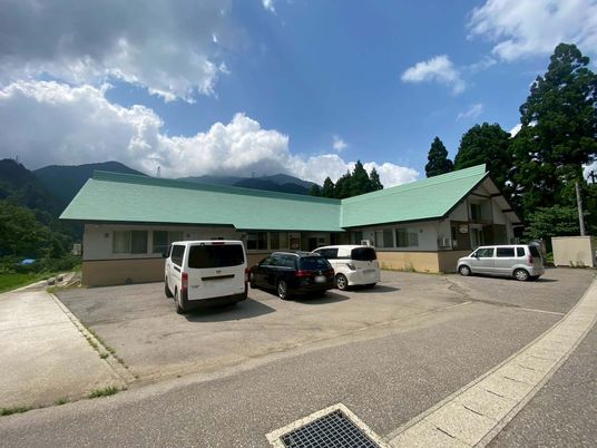 自然に囲まれた施設の外観