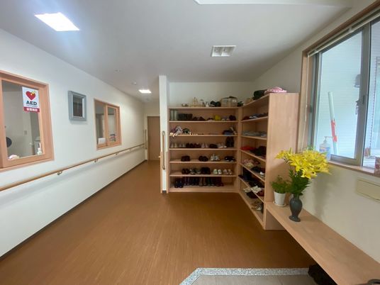 明るい廊下と入口