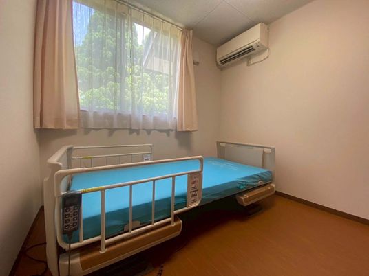 窓際の簡潔な居室