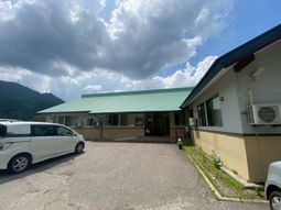 広々とした敷地の外観