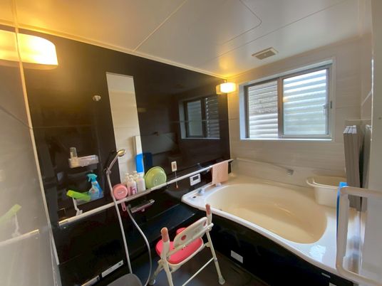 落ち着いた雰囲気の浴室