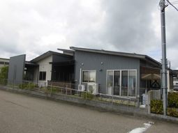 モダンな建物の外観