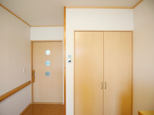 廊下と木製の扉一式