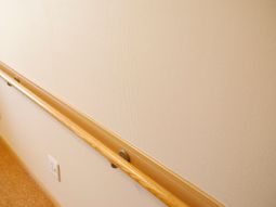 廊下の手すりと壁