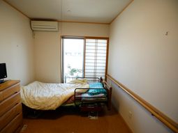 明るい一人用居室
