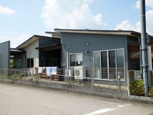 静かな外観の施設