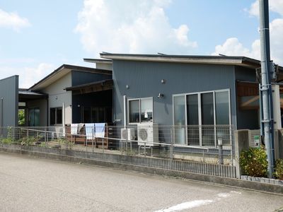 静かな外観の施設
