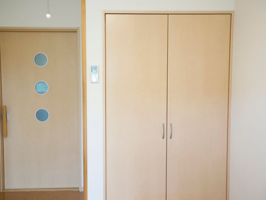 木製のシンプルなクローゼット