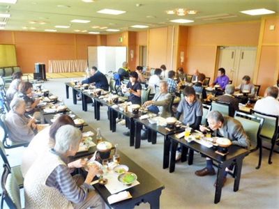 食事を取る人々の食堂