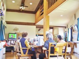 木のぬくもりある明るい室内