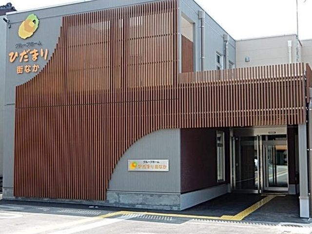 優しい木の外観 外観 温かみのある木目調の外観が特徴的です。落ち着いた雰囲気が就業環境として魅力です。
