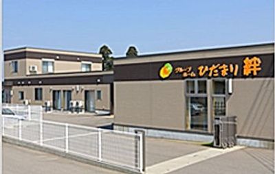 明るい施設の屋外