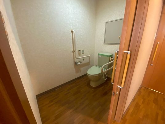 手すり付きのトイレ