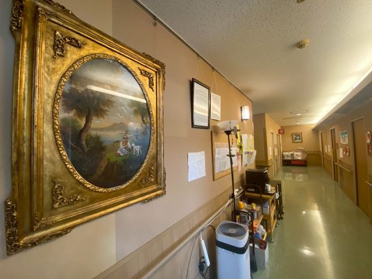 絵画が飾られている廊下