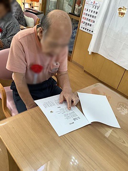 指で指す男性の様子