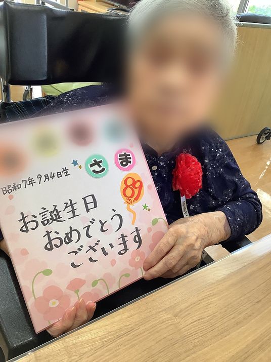 室内でお祝いをする様子