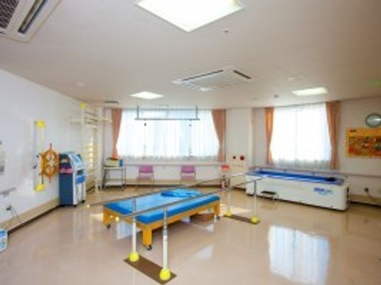 明るい機能訓練室  