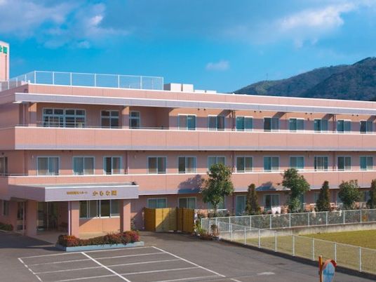 ピンク色の建物外観  