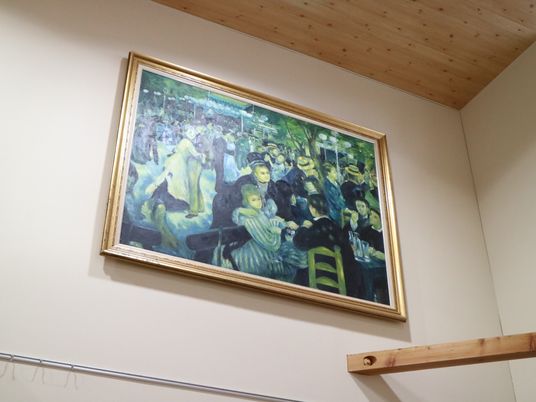 壁に掛かる絵画