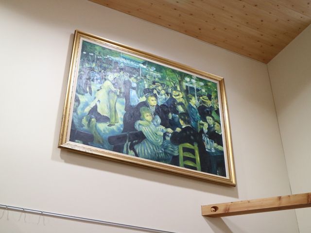 壁に掛かる絵画 掲示物 落ち着いた色合いの絵画が、居室の雰囲気を優雅に彩ります。ゆったりとした時間を過ごす空間が広がっています。
