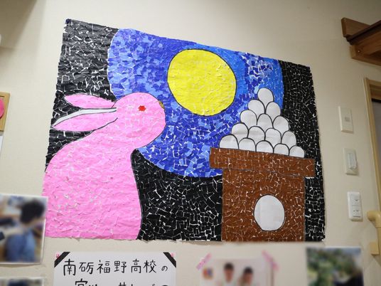 壁に掲示されたカラフルなアート作品
