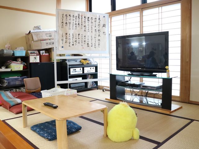 和室の居心地の良さ 共有スペース 落ち着いた雰囲気の和室で、座布団に腰かけてくつろぐことができます。大きなテレビがあり、共に時間を過ごせる空間となっています。