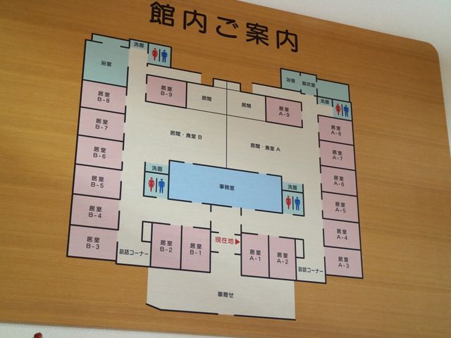 施設配置図案内板 掲示物 清潔感ある案内板からは、施設の区画が分かりやすく示されており、訪れる人にも安心感を与えます。