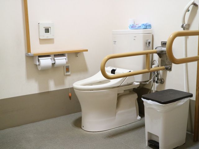 バリアフリートイレ設備 トイレ 手すりが設置された清潔なトイレです。ご高齢の方や身体の不自由な方も安心してお使いいただける設計となっております。