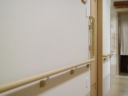 廊下の手すり付き壁面