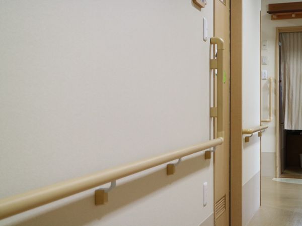 廊下の手すり付き壁面