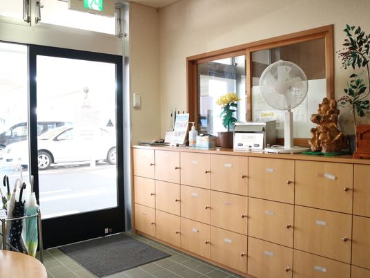 エントランスの明るい風景