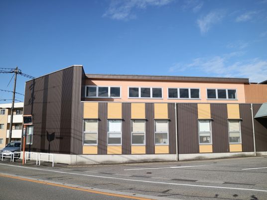 茶色とベージュの建物外観