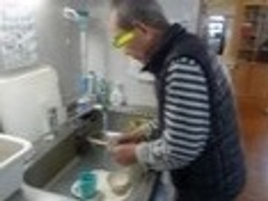 利用者が洗い物をする様子