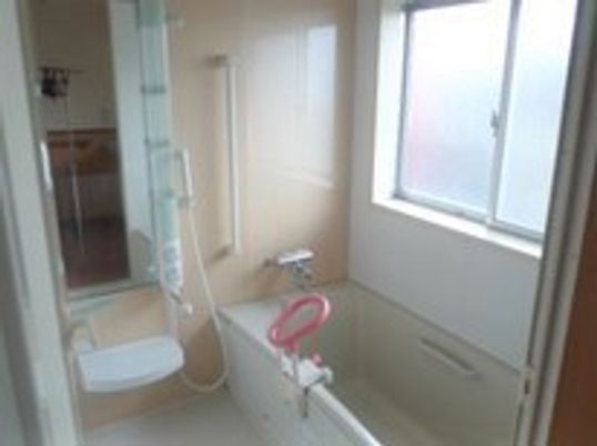 バリアフリー設計の浴室