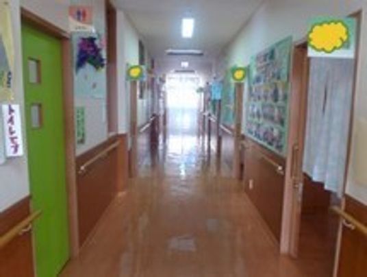 廊下に飾り付けあり