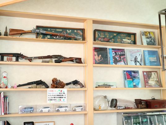 趣味の品が並ぶ棚
