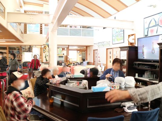 共有スペースでくつろぐ人々