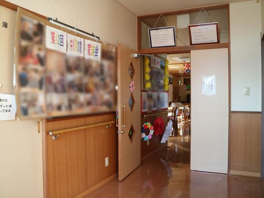 和やかな雰囲気の食堂入口