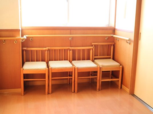 廊下の木製ベンチ