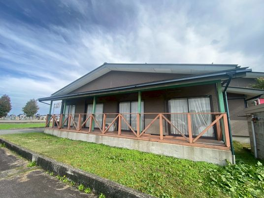 広々とした建物の外観