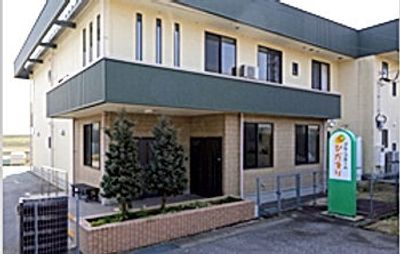看板のある建物外観