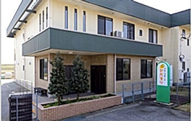 看板のある建物外観