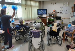 応援する方々の室内  