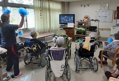 応援する方々の室内  