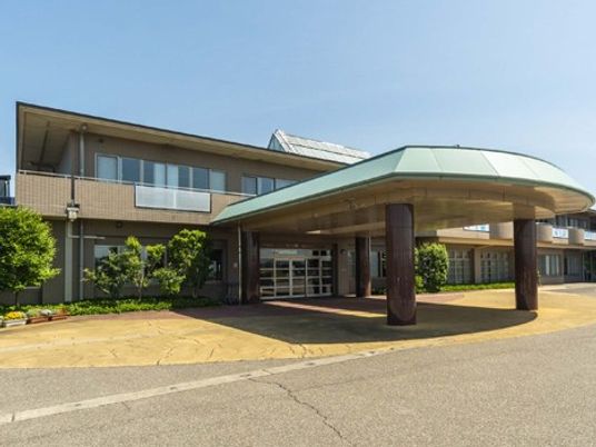 施設の正面外観  