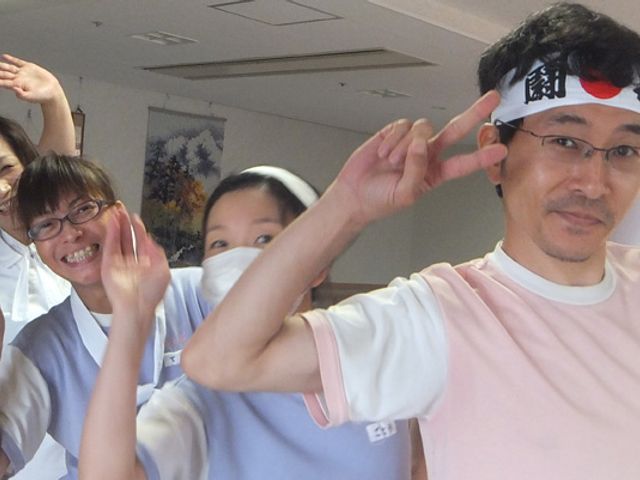 スタッフイメージの様子 スタッフイメージ 楽しそうに過ごすスタッフたちの笑顔が広がる職場です。活気ある雰囲気が魅力です。