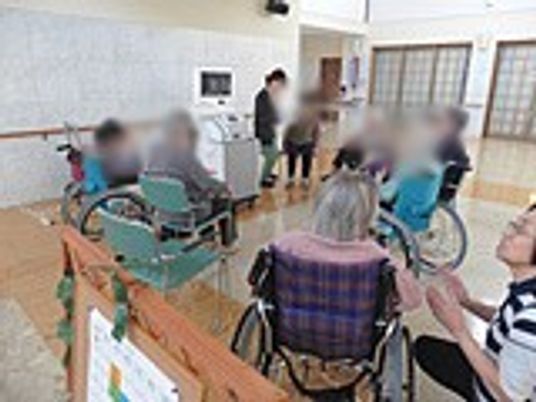 談笑する人々の様子
