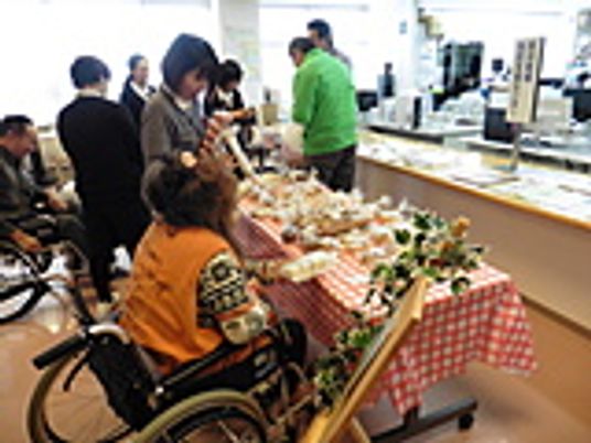 賑やかなカフェの様子