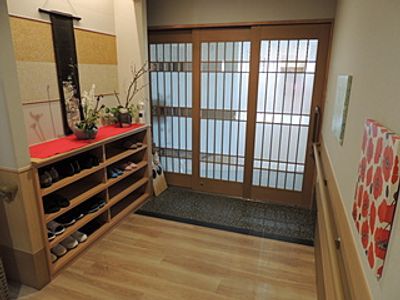 出入口のある廊下
