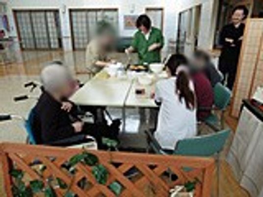 賑やかなラウンジ